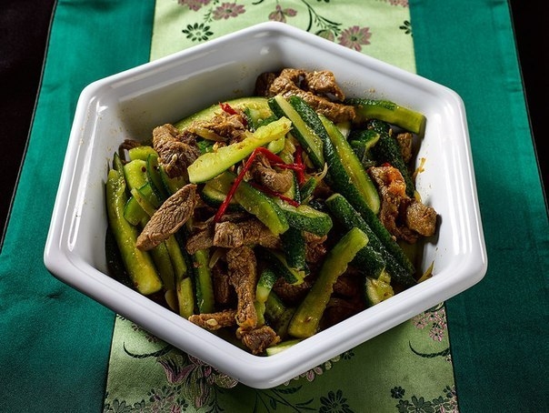 корейский салат из огурцов и мяса.