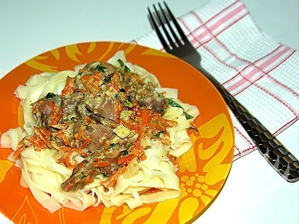 Куриные желудки, тушенные со сметаной