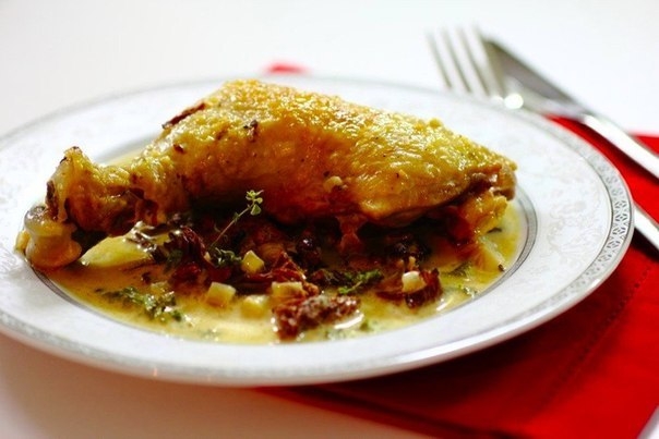 Куриные ножки с сушеными лисичками, в сметанно-горчичном соусе