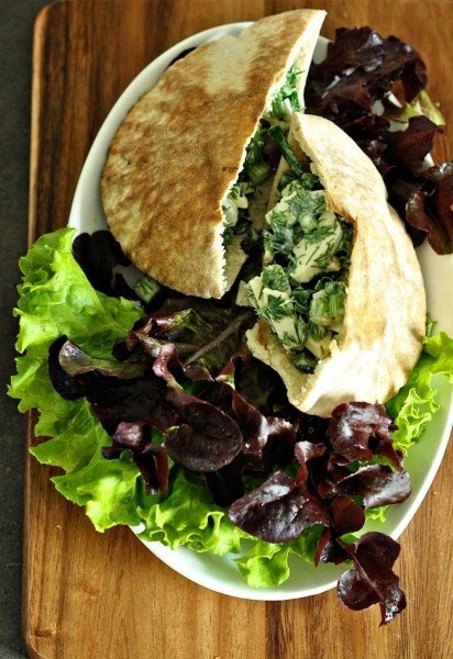 Салат зеленый с брынзой в пите