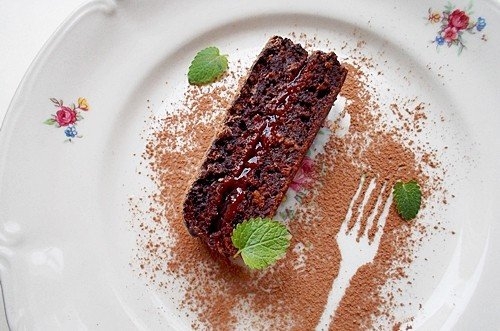 Пирожные из морковно-шоколадных коржей с абрикосовой прослойкой