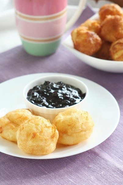 Пончики из заварного теста с ягодным джемом