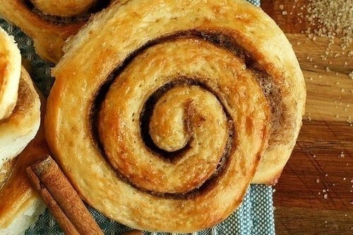 Аппетитные сдобные булочки с корицей