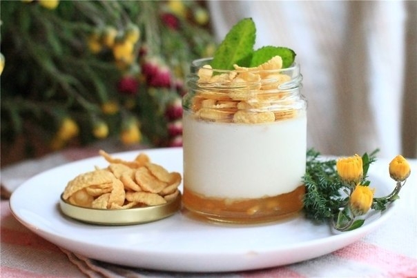 Йогурт с джемом