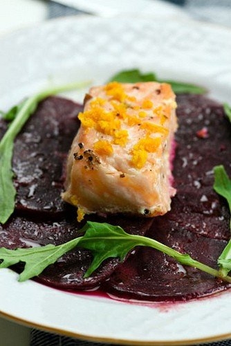 Маринованный в джине лосось на подушке из свеклы