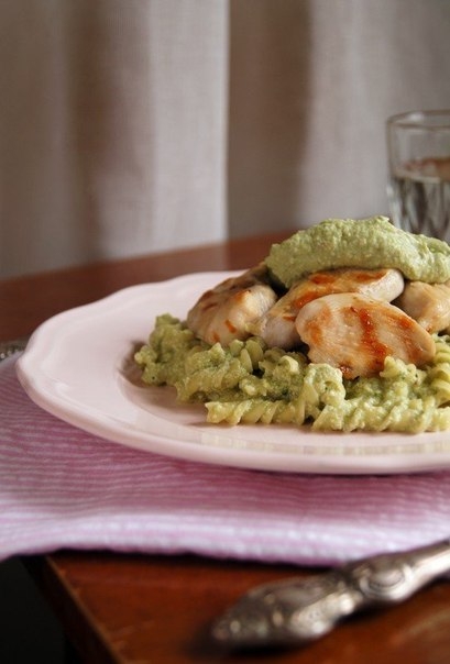 Паста с куриной грудкой в соусе а-ля песто из брокколи