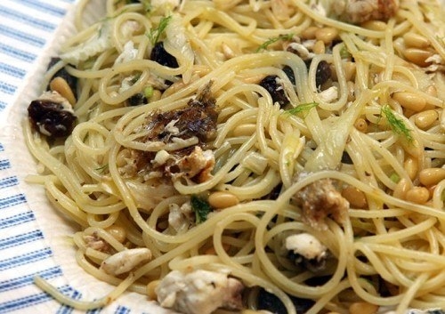 Спагетти с рыбкой, орешками и изюмом Спагетти с рыбкой, орешками и изюмом
