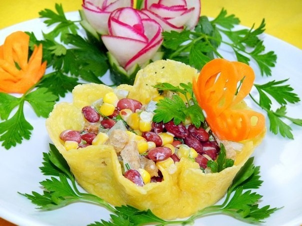 Салат "Светофор" в сырной корзинке Салат "Светофор" в сырной корзинке