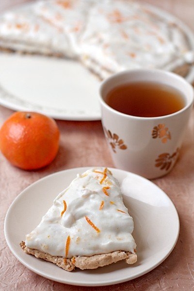 Даккуаз с медово-мандариновыми сливками