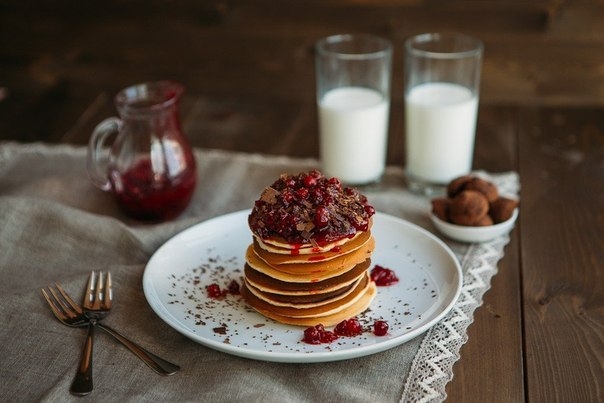 Панкейки или американские блинчики с клюквенным соусом