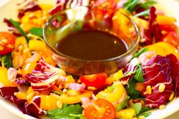 Салат из горьких видов салатной зелени с бальзамической заправкой