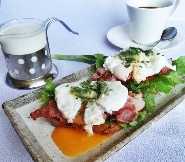 Брускеты с беконом и яйцом-пашот Брускеты с беконом и яйцом-пашот