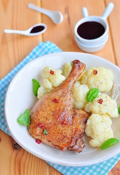 Утиная ножка лакированная в двух видах соевого соуса Утиная ножка лакированная в двух видах соевого соуса