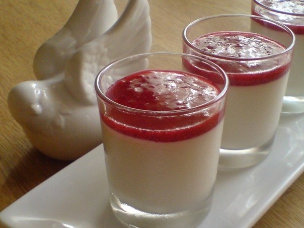 Десерт кокосовый с брусничным кули Десерт кокосовый с брусничным кули