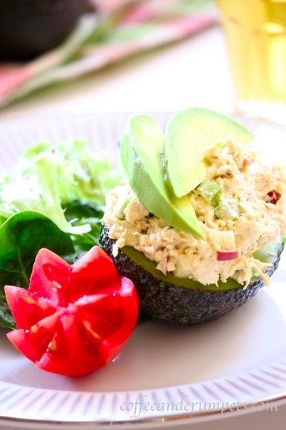 Куриный салат в пиалках из авокадо Куриный салат в пиалках из авокадо