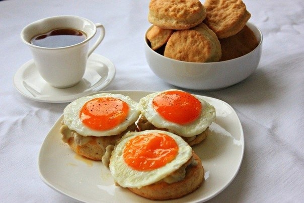 Глазунья на слоистых булочках "бискитс" с колбасным соусом Глазунья на слоистых булочках "бискитс" с колбасным соусом