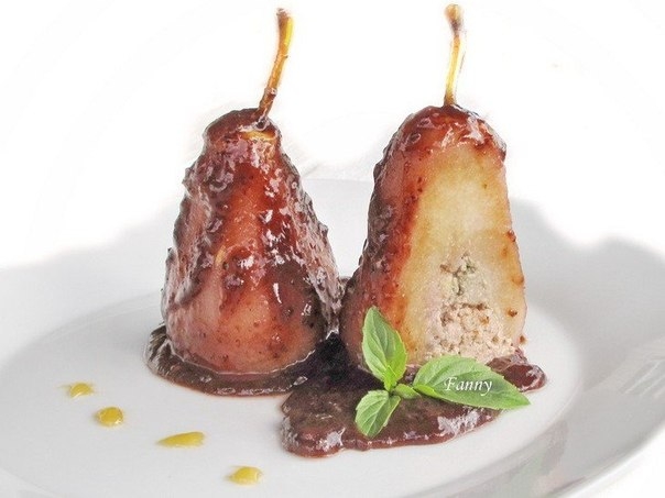Груши-конфит в вине с начинкой из паштета и кули из чернослива Груши-конфит в вине с начинкой из паштета и кули из чернослива
