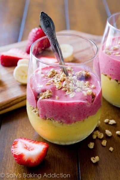 Здоровый завтрак с гранолой и смузи