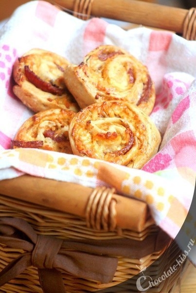 Булочки – улитки с моцареллой и салями