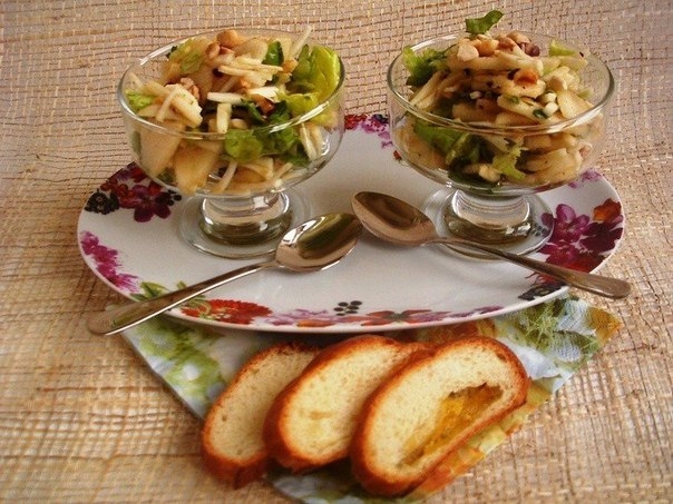 Сочный салат из груши с фундуком и сельдереем Сочный салат из груши с фундуком и сельдереем