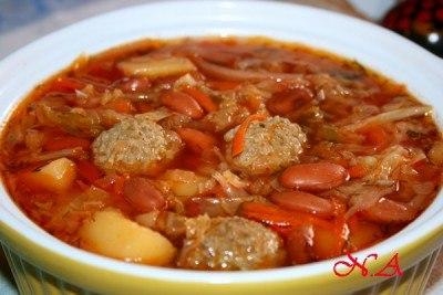 Борщ сибирский с фрикадельками и с фасолью.
