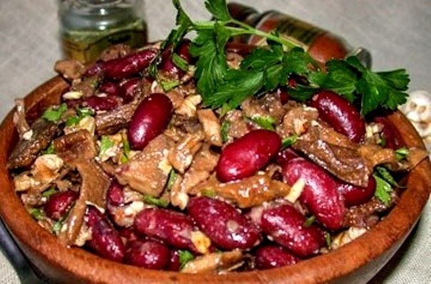 Салат фасолевый с грибами и орехами