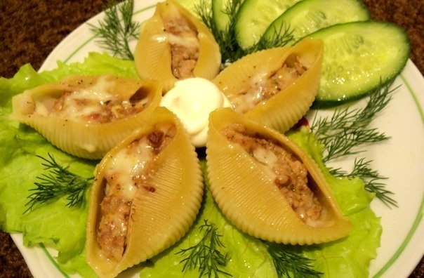 Конкильоне с мясом и сыром.