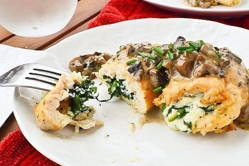 "Запеченный куриные рулетики с легким грибным сливочным соусом"