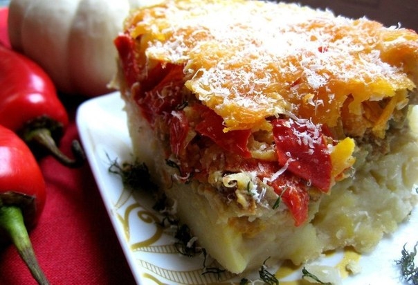 Картофельная запеканка с курицей, баклажанами, перцем, томатами, луком, под сырной "шубкой" Картофельная запеканка с курицей, баклажанами, перцем, томатами, луком, под сырной "шубкой"
