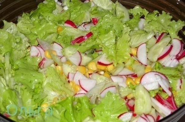 Салат с редисом, огурцом и кукурузой.