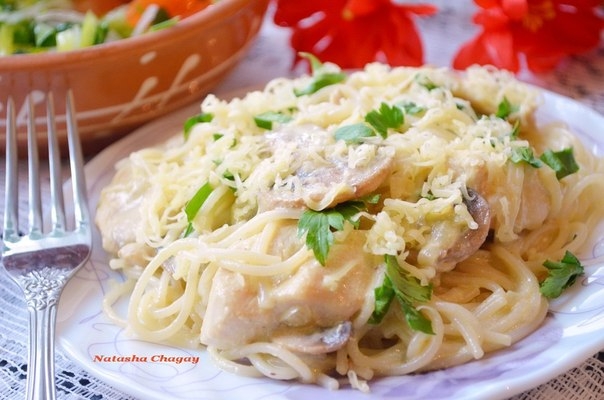 Макароны с курицей и грибами в сливочном соусе с карри.