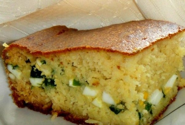 Быстрый заливной пирог с зеленым луком и яйцом.
