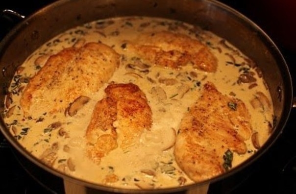 Куриная грудка с шампиньонами в сливочном соусе