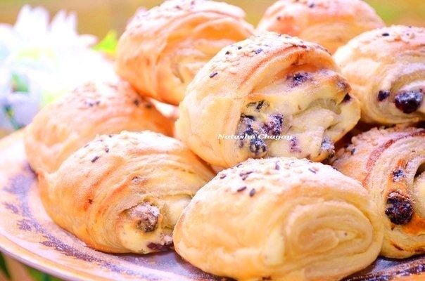 Слоёные улитки с творожной начинкой и изюмом