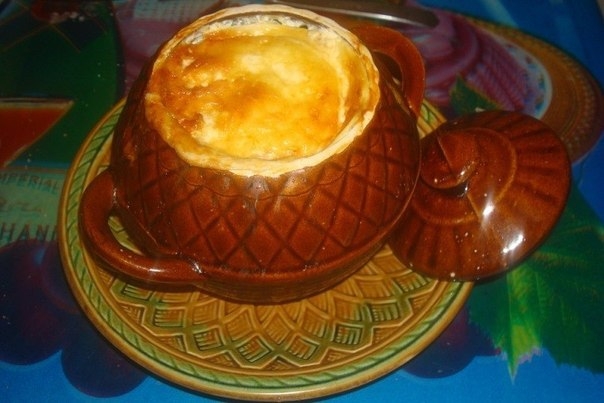 Куриная грудка с картофелем в горшочке.