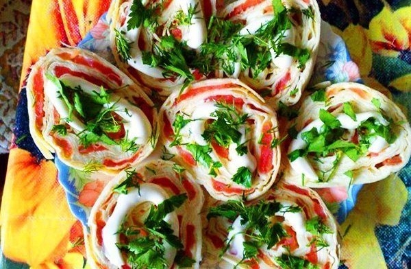 Рулет из лаваша, сёмги и мягкого плавленого сыра.