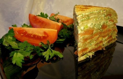 Блинный пирог со сливочным сыром и семгой