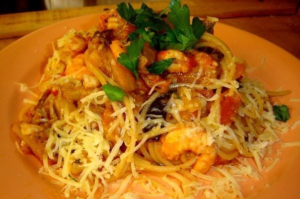 Паста с баклажанами, помидорами и креветками.