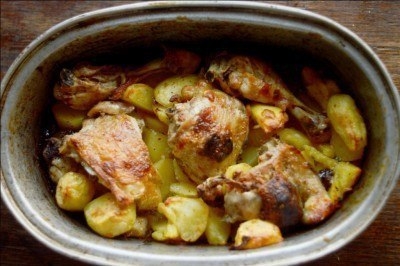 Курица в духовке с черносливом и картошкой.