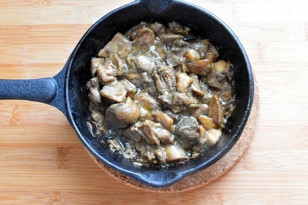 Жаркое в горшочках со свининой и грибами