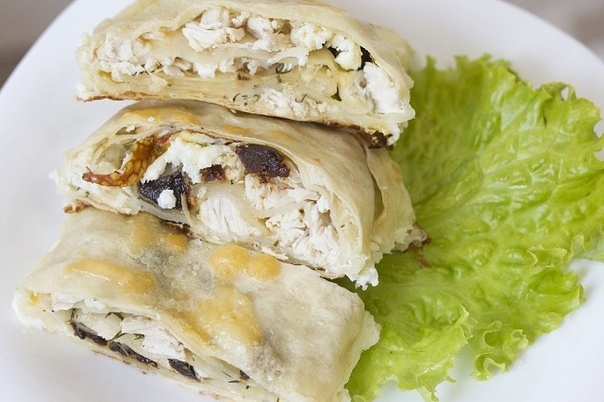 Запеканка из лаваша с курицей и черносливом