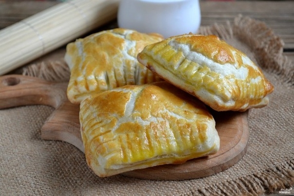 Слойки с вишней из слоеного теста