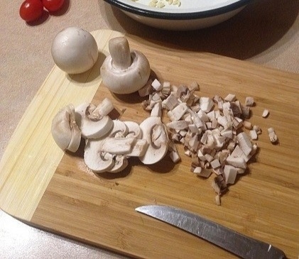 Перец, запеченный с пастой, грибами и сыром