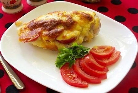 Запеченная куриная грудка с помидорами и чесноком