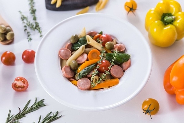 Паста с сосисками и овощами Паста с сосисками и овощами