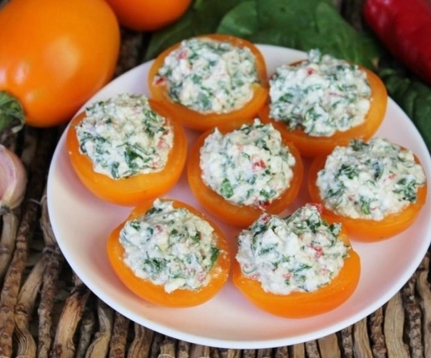 Закуска из помидоров с брынзой и шпинатом