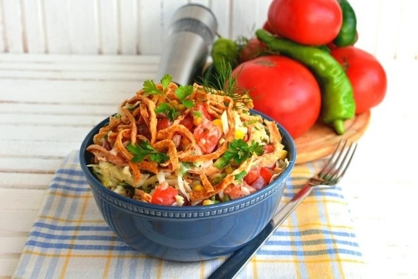 Салат с овощами и яичными блинчиками