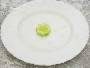 Рулетики из форели огурца и сливочного сыра