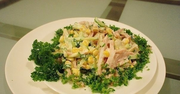 Салат с кукурузой, маринованными грибами и ветчиной