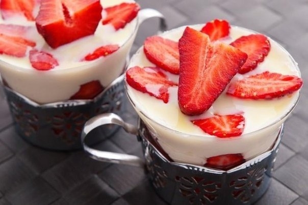Йогуртовая панна-котта с клубникой